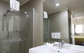 1 queen-size bed and 1 single bed in the room