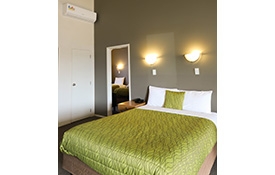 2 single beds in bedroom